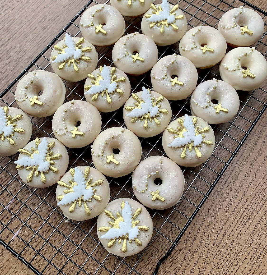 Mini donuts personalizados — Batizado Dourado