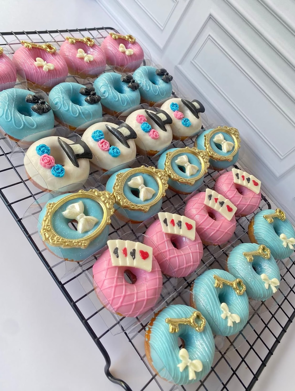 Mini donuts personalizados — Alice no País das Maravilhas
