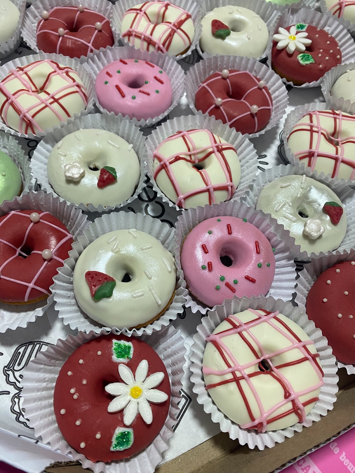 Mini donuts personalizados — Morango & Nata
